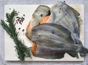 Арахис со вкусом паприки: Камбала камчатская вяленая с икрой